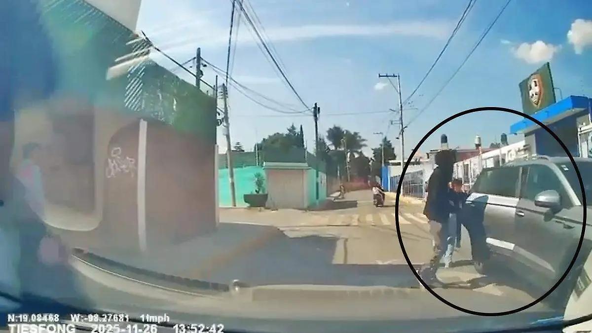 Roban camioneta con violencia afuera de colegio en Cuautlancingo; al día ocurren 19 en el estado