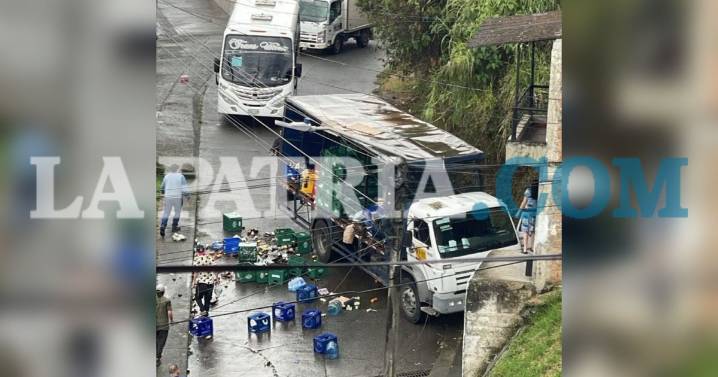 Conductor de camión distribuidor de gaseosas resulta lesionado en choque contra una vivienda