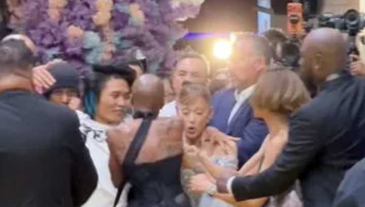 Expulsan de Singapur al agresor de Ariana Grande y le prohíben entrar al país de por vida