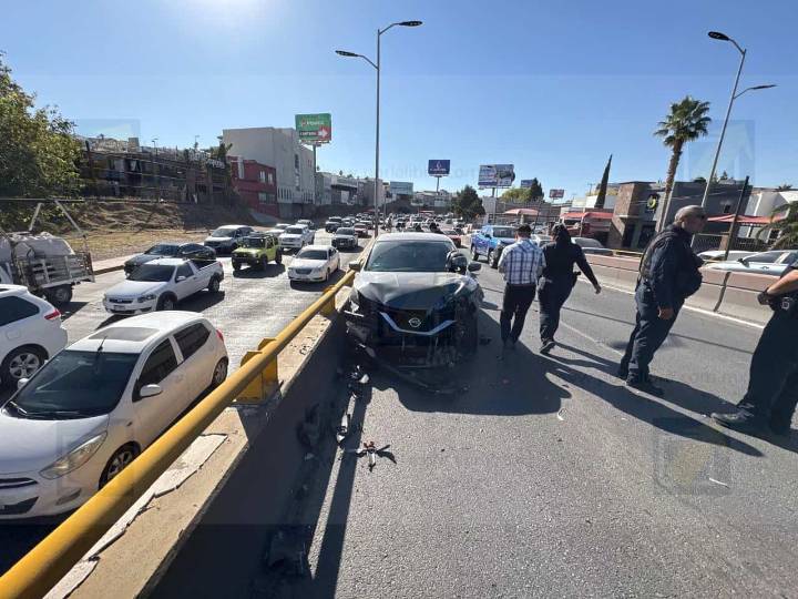 Conductora impacta dos veces contra muros en curva de La Cantera; desquiciamiento vehicular