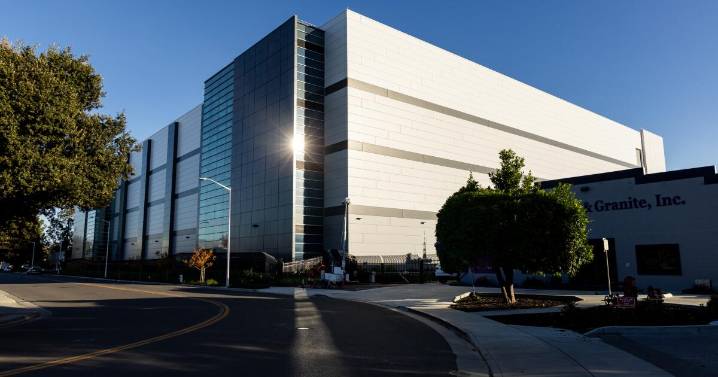 Letters to the Editor: Solar panels could help data centers sitting in power availability limbo