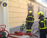 Desalojados varios vecinos por un incendio en una vivienda de la calle Juan Sebastián Elcano
