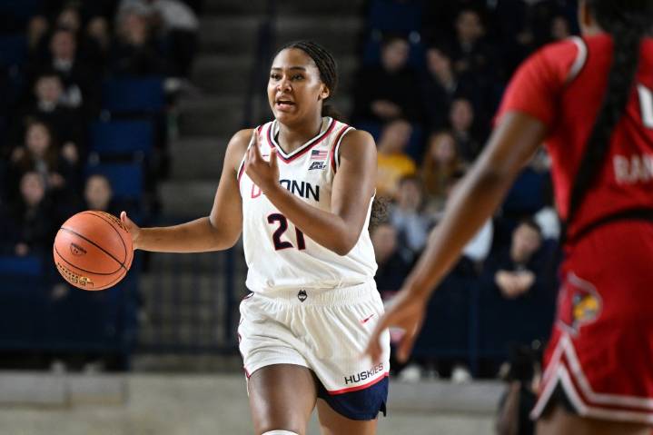 Sarah Strong era begins for UConn women in Louisville win