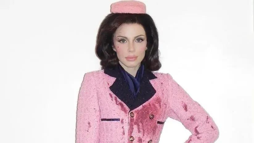 Julia Fox genera polémica por disfraz ensangrentado de Jackie Kennedy: nieto de JFK lo calificó como “repugnante”