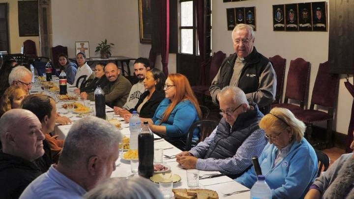 El obispo de Mallorca comparte una jornada con varias personas en situación de pobreza en la IX Jornada Mundial de los Pobres