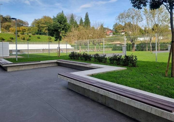 Nuevos bancos en la zona del polideportivo