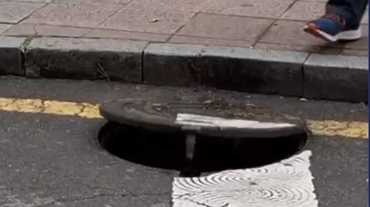 La alcantarilla que 'se mueve sola' en Avilés