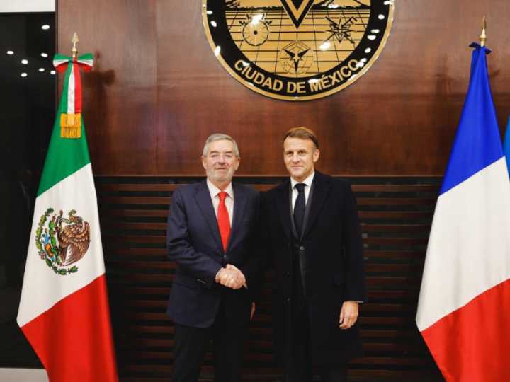 Emmanuel Macron llega a México; se reunirá con Claudia Sheinbaum en Palacio Nacional