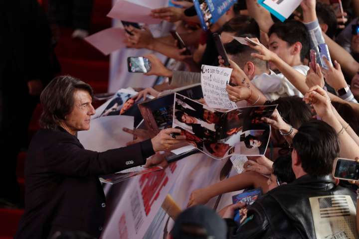 Tom Cruise recibe su primer Óscar en los Governors Awards y promete defender el cine