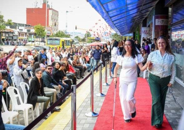 “La inclusión está de moda”: pasarela en Bogotá celebra la diversidad y el poder de las mujeres con discapacidad