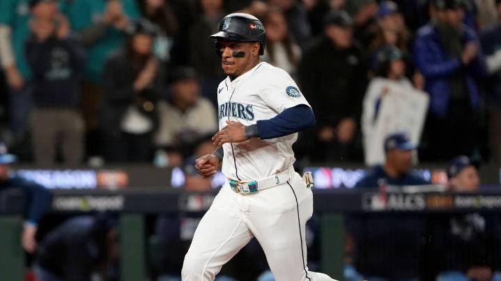Mariners' Jorge Polanco declines $6 million option, becomes free agent
