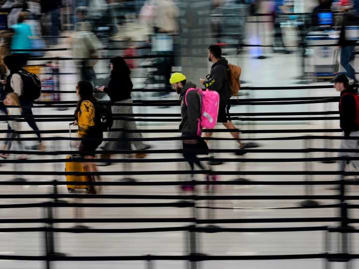 El fin de semana de Acción de Gracias será el más congestionado de la historia: cómo evitar el caos en aeropuertos, trenes y carreteras