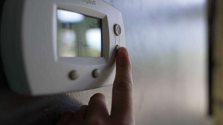 What experts recommend setting your thermostat temperature for winter