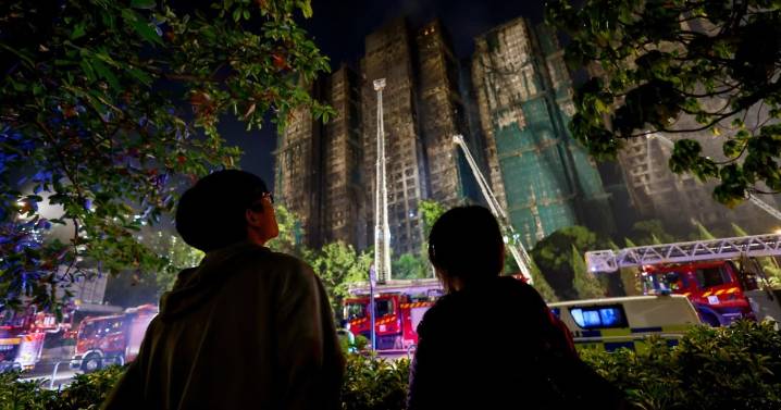 Rescatan a sobreviviente un día después del masivo incendio en Hong Kong; hay 65 muertos