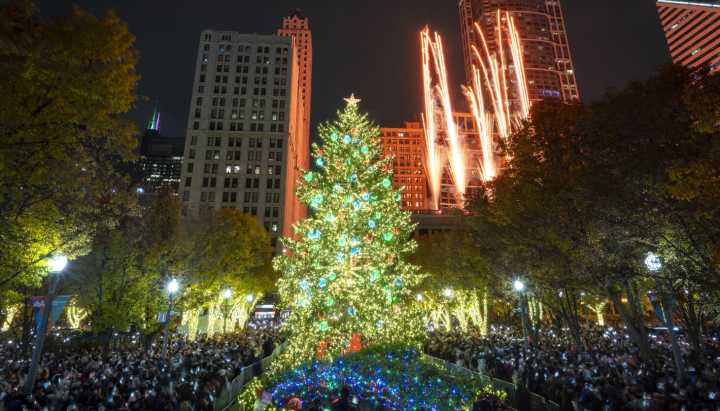 City lights official Christmas tree at Millennium Park