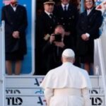 El papa León XIV comienza su primer viaje al...