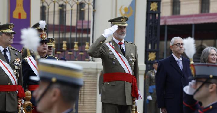 El Rey preside en Zaragoza el acto por el 40 aniversario de la jura de bandera de su promoción en la Academia militar