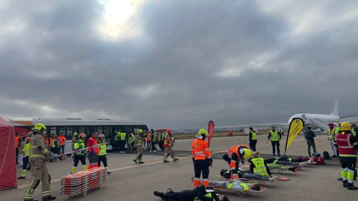 Más de 250 efectivos participan en un simulacro de accidente aéreo en el aeropuerto de Zaragoza
