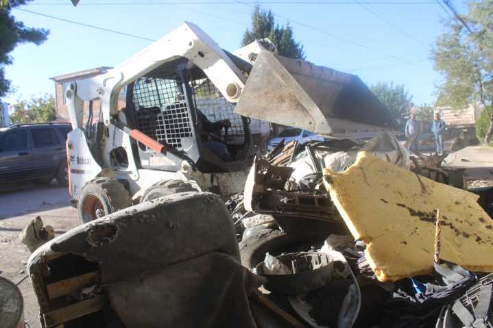 Sacan más de 35 tons. de basura de 2 viviendas