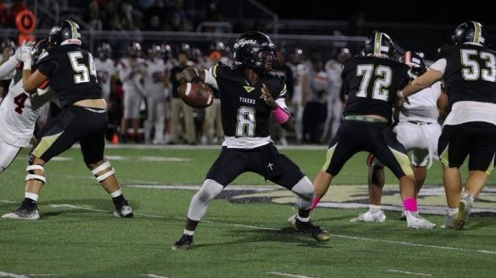 IHSAA football. Fort Wayne Dwenger holds on for 39