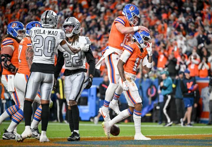 Broncos grind out ugly, TNF win vs. Raiders for 7th straight victory
