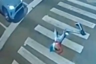 Una joven se cayó de un monopatín eléctrico y fue atropellada por un auto