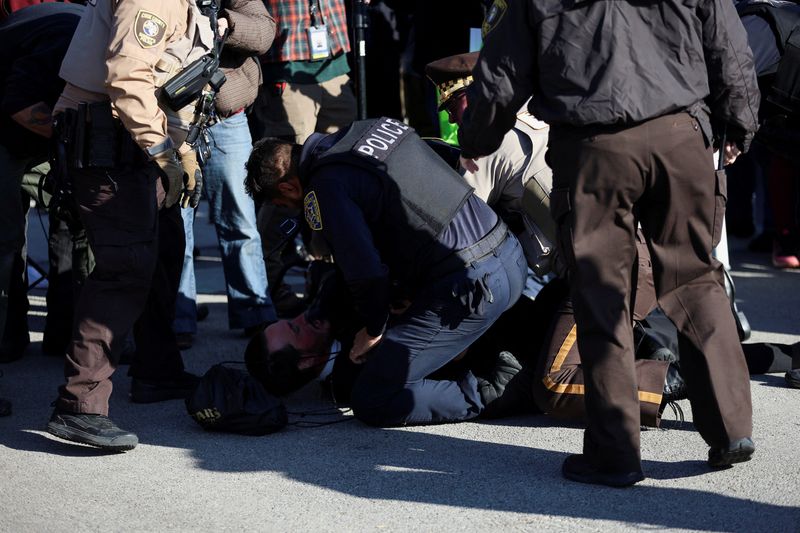 Nearly two dozen arrested as faith leaders protest outside Chicago