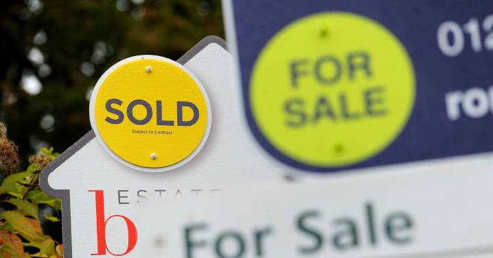 UK house prices increase by 2.6% to average of £272,000