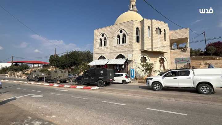 Colonos israelíes incendian una mezquita en Cisjordania ocupada y pintan murales racistas: crecen los ataques contra los palestinos