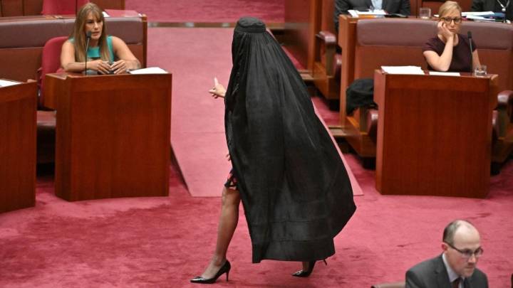 Legisladora irrumpe con una burka en el Senado de Australia; la suspenden siete días