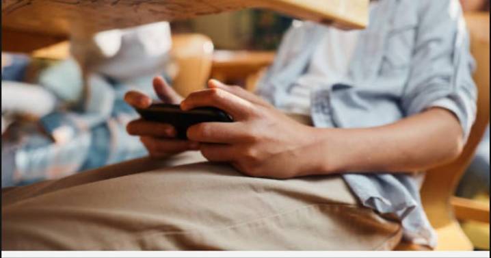 Proponen que cada escuela regule el uso del celular para cuidar la atención y el bienestar infantil