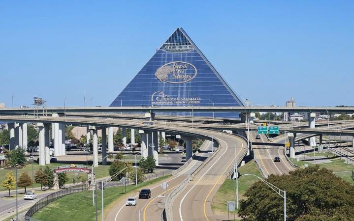 Man accidentally shoots himself at Bass Pro Shops