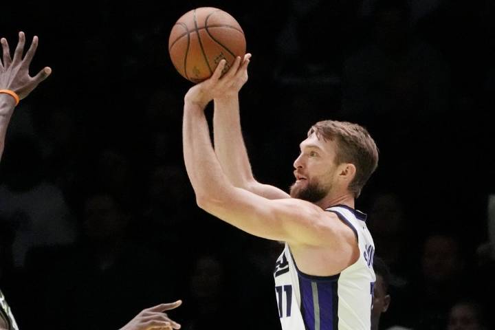 Deadspin | Kings star C Domantas Sabonis has torn meniscus, out at least 3-4 weeks