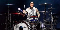 Travis Barker, baterista de Blink-182, se une a Fuerza Regida