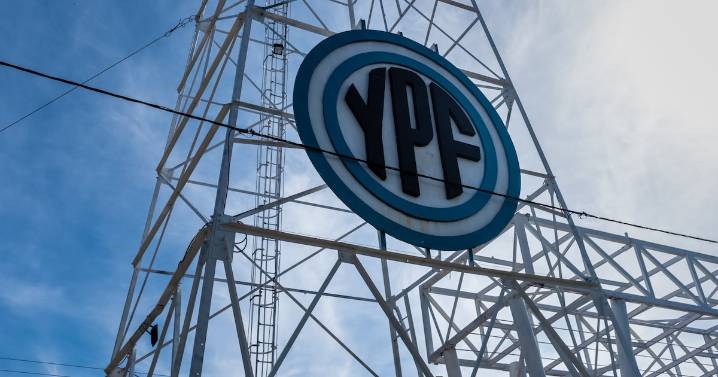 Ingresos de YPF superan expectativa del mercado pero apreciación del peso impacta en el resultado