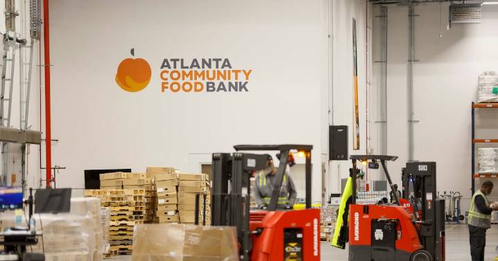 With SNAP benefits in limbo, Atlanta residents step up to help