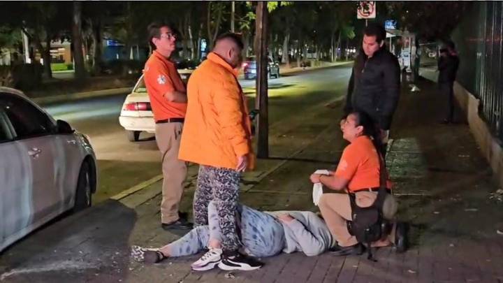 Iba por su alta médica y terminó arrollada: conductor pierde el control e impacta a una mujer y 2 autos en Oblatos, Guadalajara