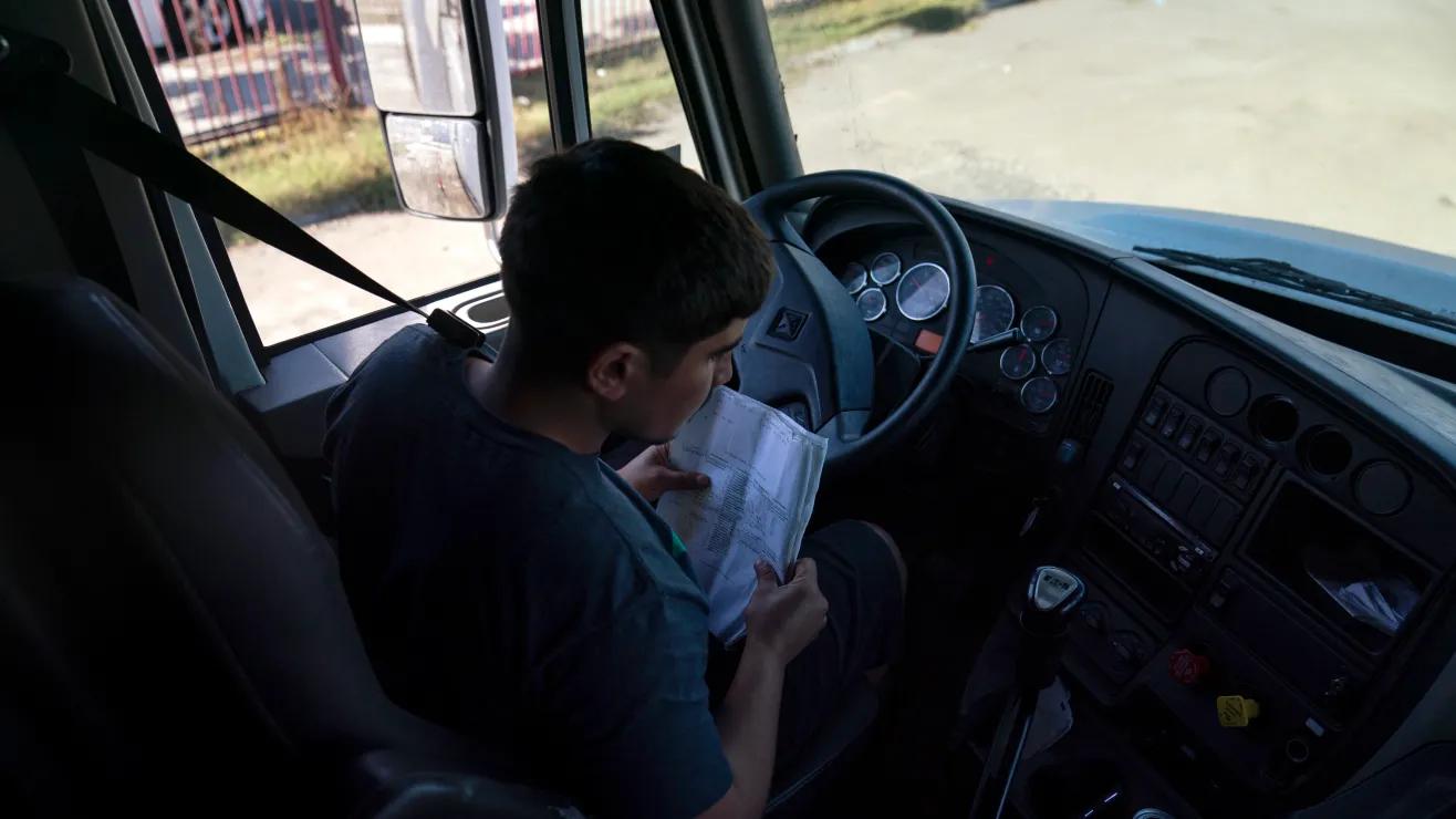 California cancela licencias de conducir comerciales de inmigrantes