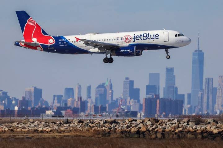 No charges for couple accused of sex acts on JetBlue flight