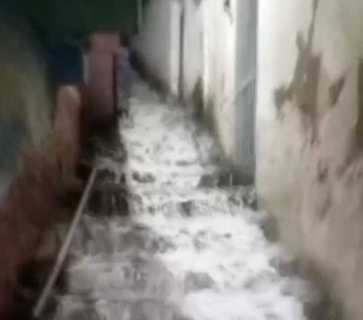 Escaleras del callejón 5 de Julio se convierten en cascada: viviendas en riesgo en Pan de Azúcar