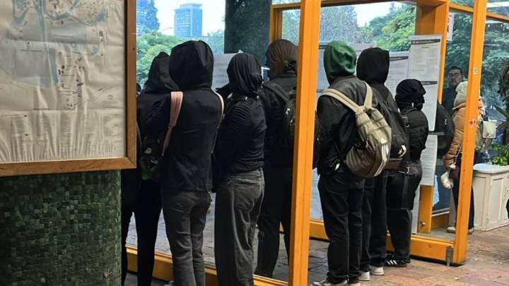 Encapuchados toman la Facultad de Química de la UNAM