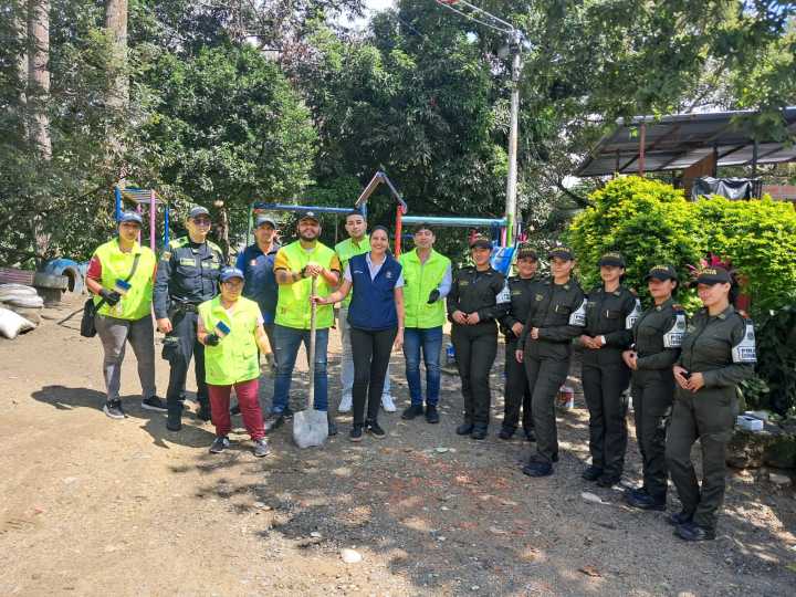 Alcaldía de Ibagué y Policía Comunitaria embellecen el parque de La Cartagena