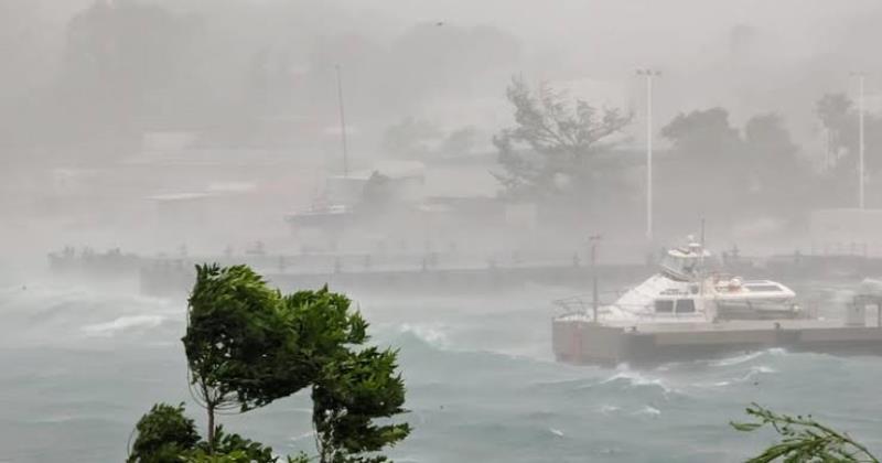 Cyclone Fina moves west after striking northern territory and shutting Darwin airport
