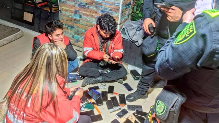 ¡Red de hurto al descubierto! Policía descubre bar usado como depósito de celulares robados en Bogotá