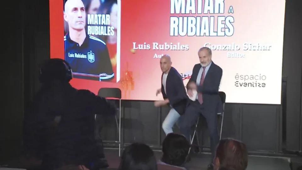 Luis Rubiales es atacado con huevos durante la presentación de su libro