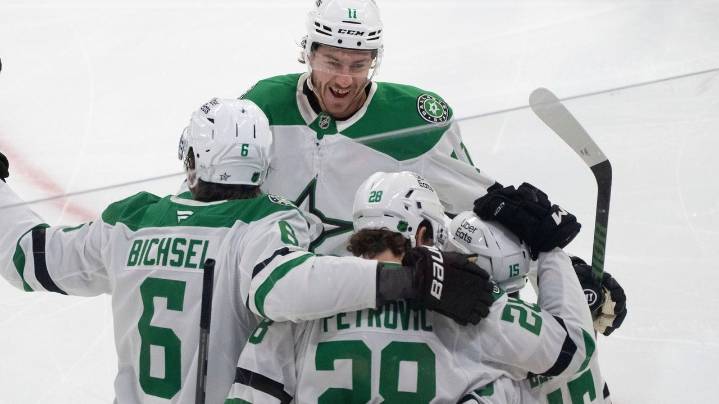 Robertson scores twice, Stars beat Canadiens 7-0 for fourth straight win