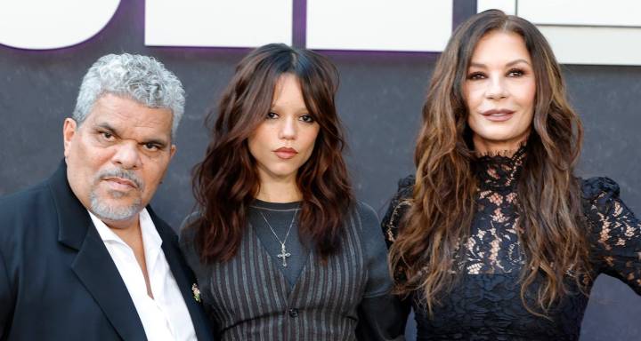 Jenna Ortega Reunites With ‘Wednesday’ Parents Catherine Zeta-Jones & Luis Guzman at Netflix’s Fysee Event | Catherine Zeta Jones, Jenna Ortega, Luis Guzman, Wednesday | Celebrity News and Gossip | En