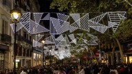 Barcelona y Madrid encienden su Navidad y regalan escenas únicas a las imágenes del día