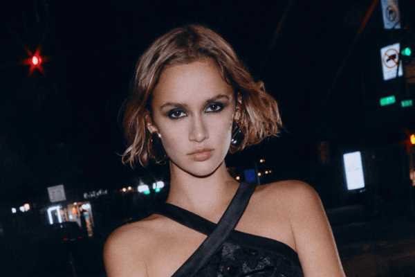 Hablemos de la modelo de Zara que lleva el maquillaje de fiesta (gótico suave) que arrasó en los primeros 2000