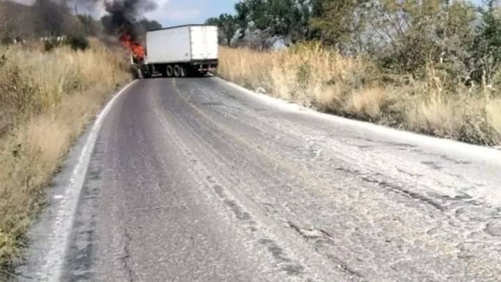 Reportan narcobloqueos en 12 municipios de Michoacán